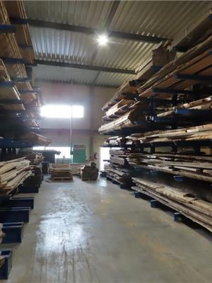 voldoende hout in voorraad om trappen te maken